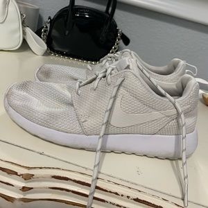 WHITE NIKE ROSHE WOMEN sz 6